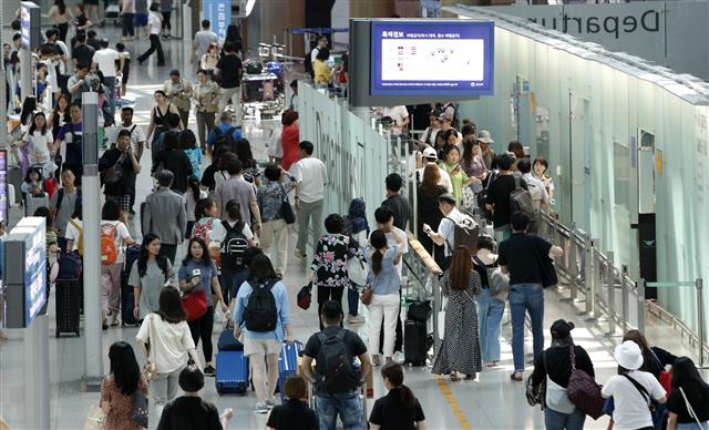 여행시즌 시작… 붐비는 인천공항