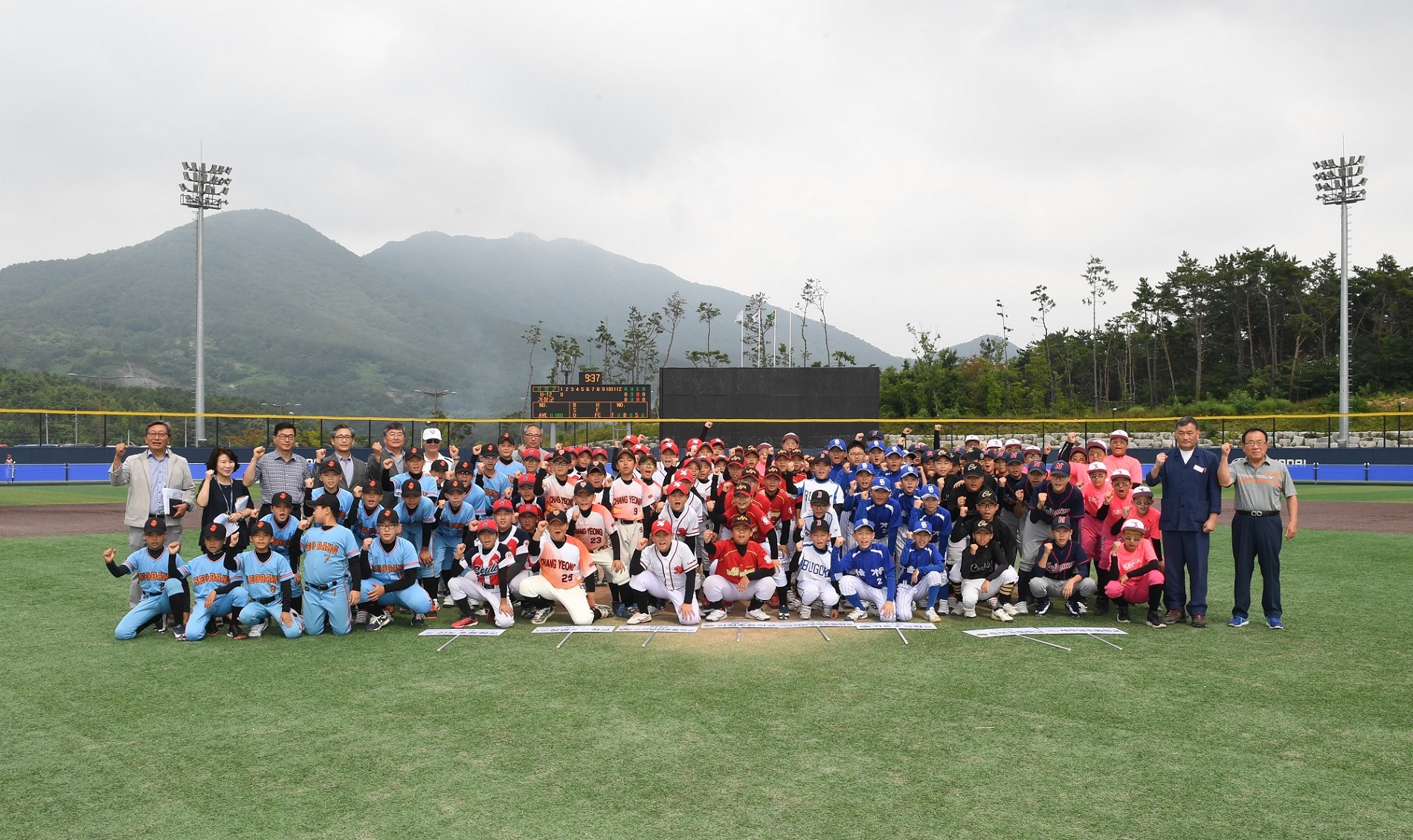 2019 U-12 전국유소년야구대회’에 참가한 선수들이 기념촬영을 하고 있다.기장군은  15일 기장군 ‘기장-현대차 드림볼파크’에서 전국유소년 야구대회 개막식을 열고 18일간의 대장정에 들어갔다고 박혔다<부산기장군 제공>.