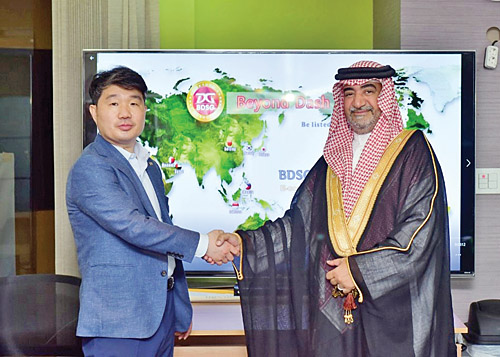 리차드최(왼쪽) 회장이 바레인 왕족인 H.E.Hamad Bin Mubarak Al-Noaimi member of Shura council과 2000만 달러 투자유치 MOU 체결 뒤 기념 촬영을 하고 있다.