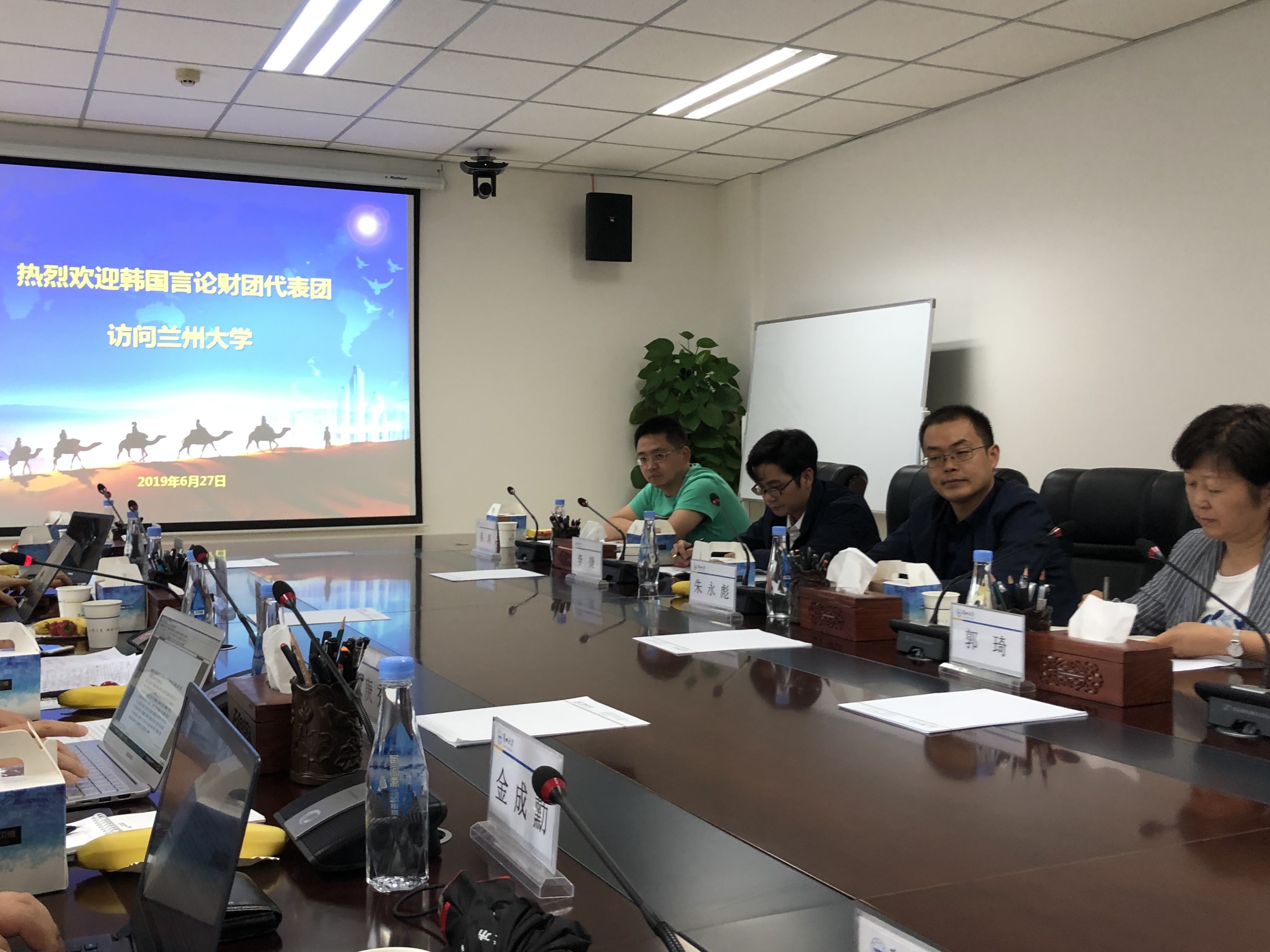 중국 란저우대 일대일로 연구센터 관계자들이 지난달 26일 간쑤성 란저우의 대학 건물에서 일대일로의 특징과 의미를 설명하고 있다.