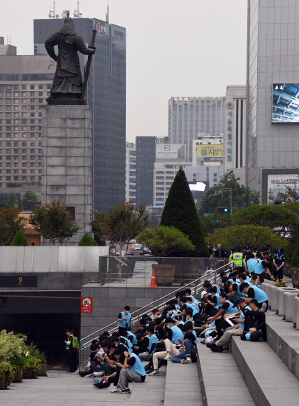 우리공화당 당원과 지지자들이 16일  서울 광화문광장에 설치됐던 천막을 자진 철수한 후에도 행정대집행에 나선 서울시 용역들이 만일을 대비해 광화문 광장에 대기하고 있다.  2019. 7. 16 정연호 기자 tpgod@seoul.co.kr