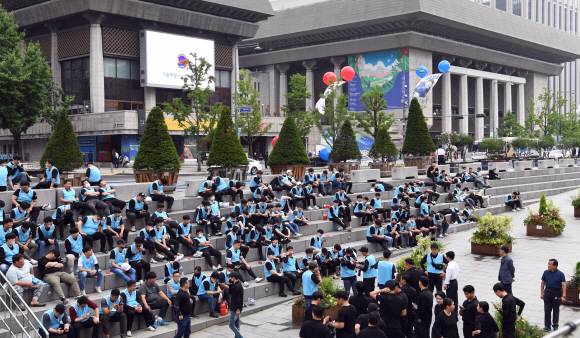 우리공화당 당원과 지지자들이 16일  서울 광화문광장에 설치됐던 천막을 자진 철수한 후에도 행정대집행에 나선 서울시 용역들이 만일을 대비해 광화문 광장에 대기하고 있다.  2019. 7. 16 정연호 기자 tpgod@seoul.co.kr