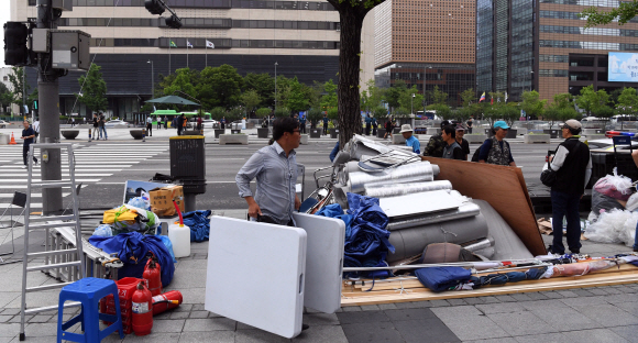 우리공화당 당원과 지지자들이 16일  서울 광화문광장에 설치됐던 천막을 자진 철수하고 있다.  2019. 7. 16 정연호 기자 tpgod@seoul.co.kr