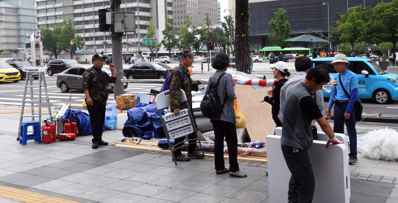 우리공화당 당원과 지지자들이 16일  서울 광화문광장에 설치됐던 천막을 자진 철수하고 있다.  2019. 7. 16 정연호 기자 tpgod@seoul.co.kr