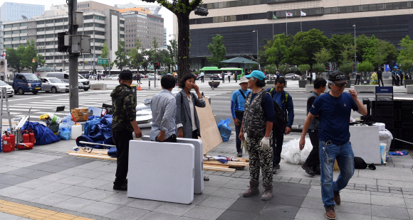 우리공화당 당원과 지지자들이 16일  서울 광화문광장에 설치됐던 천막을 자진 철수하고 있다.  2019. 7. 16 정연호 기자 tpgod@seoul.co.kr