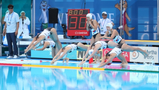 입수하는 한국 여자 수구대표팀