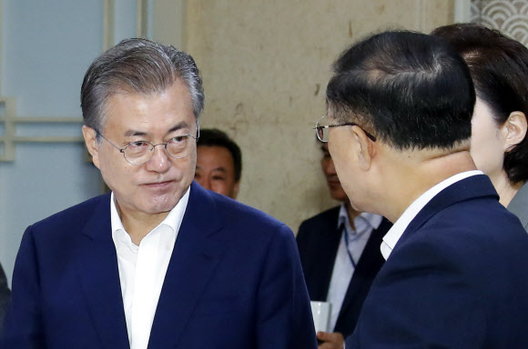 홍남기 경제부총리 얘기 듣는 문 대통령