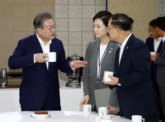 홍남기 경제부총리와 얘기 나누는 문 대통령