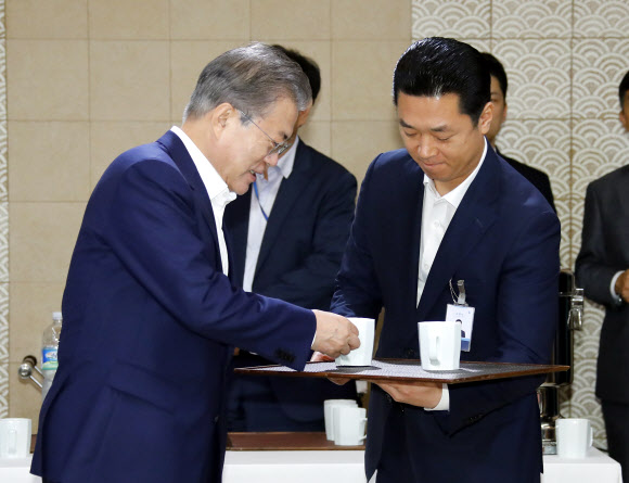 문 대통령, ‘뭘 선택할까?’