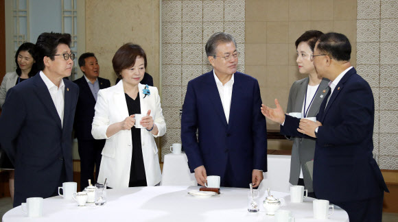 국무위원들과 대화하는 문 대통령