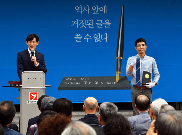 16일 서울 프레스센터에서 열린 ‘굽히지 않는 펜’ 제막식에서 문재인 대통령의 넥타이 경매가 열리고 있다. 2019. 07.16. 박지환 기자 popocar@seoul.co.kr