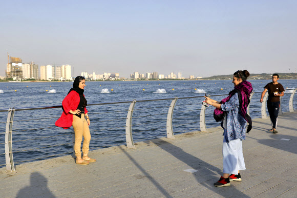 이란 테헤란의 순교자의 호수 옆에서 기념 촬영을 하는 여성들이 히잡을 두르지 않고 포즈를 취하고 있다. AP연합뉴스