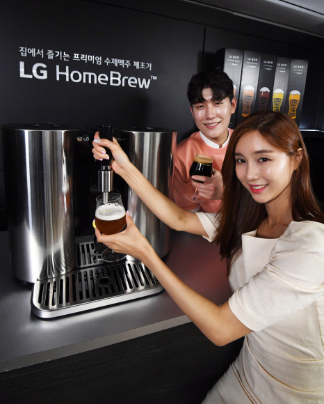 16일 서울 중구 영국대사관에서 홍보 모델들이 LG전자의 캡슐형 수제맥주 제조기 ‘LG 홈브루’를 소개하고 있다. 일시불 가격은 399만원이고 렌털하면 5년간 매월 1만 9900~9만 9900원이다. 박윤슬 기자 seul@seoul.co.kr