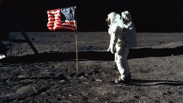 버즈 올드린이 달 표면에 꽂힌 성조기 깃발을 향해 걸어가고 있다. 로이터 자료사진