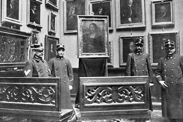 1911년 루브르에서 도둑맞은 ‘모나리자’가 2년 뒤 이탈리아 피렌체에서 모습을 드러내 경관들이 입회한 가운데 공개되고 있다. AFP 자료사진