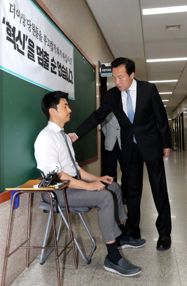 바른미래당 손학규 대표(오른쪽)가 17일 오전 국회에서 열린 최고위원회의에 들어가던 중 당 혁신을 요구하며 단식농성 중인 권성주 혁신위원과 대화하고 있다. 2019.7.17  연합뉴스