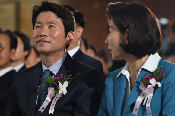 17일 오전 국회에서 열린 제71주년 제헌절 기념식에서 더불어민주당 이인영 원내대표와 자유한국당 나경원 원내대표가 환담을 나누고 있다. 2019. 07.17.  김명국 선임기자 daunso@seoul.co.kr