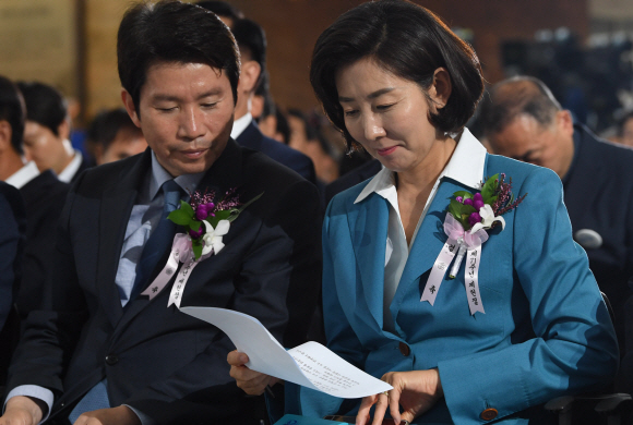 17일 오전 국회에서 열린 제71주년 제헌절 기념식에서 더불어민주당 이인영 원내대표와 자유한국당 나경원 원내대표가 환담을 나누고 있다. 2019. 07.17.  김명국 선임기자 daunso@seoul.co.kr