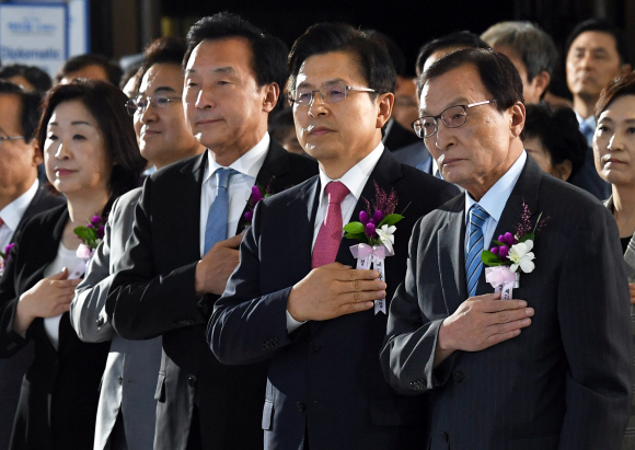 17일 오전 국회에서 열린 제71주년 제헌절 기념식에서 5당 대표들이 국기에 대한 경례를 하고 있다. 2019. 07.17.  김명국 선임기자 daunso@seoul.co.kr