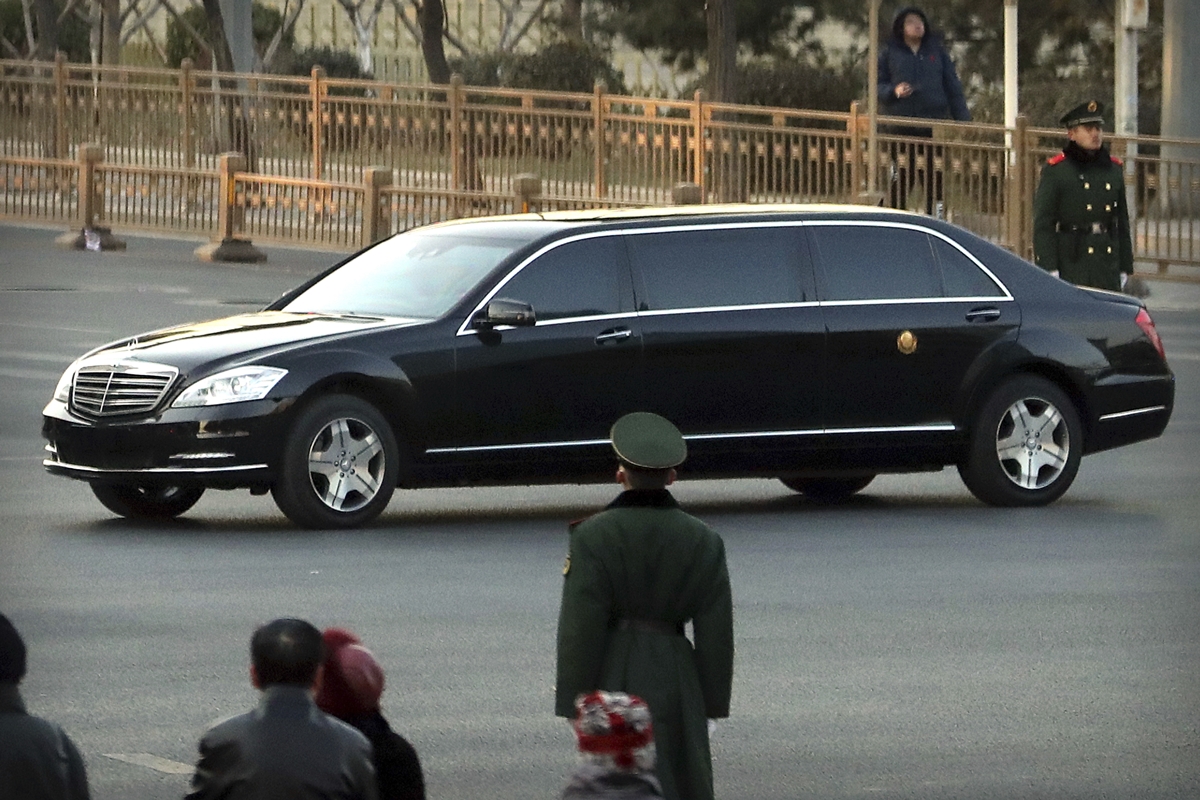 김정은 북한 국무위원장이 지난 2월 중국 베이징을 방문했을 당시 탔던 전용 메르세데스 리무진. 2019.7.17  AP 연합뉴스