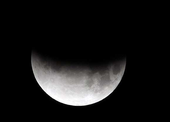 17일(현지시간) 파키스탄의 수도 이슬라마바드에서 부분 월식이 진행되고 있다. AFP 연합뉴스