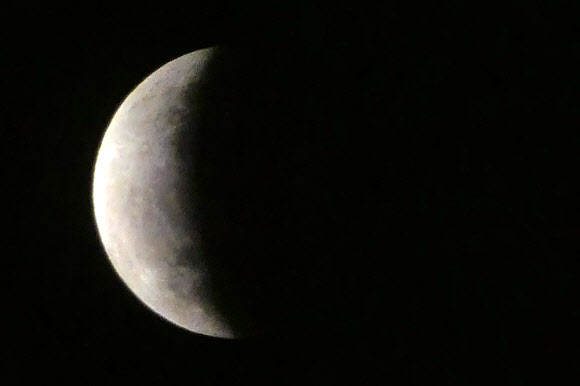 17일(현지시간) 말레이시아 자카르타에서 부분 월식이 진행되고 있다. AFP 연합뉴스