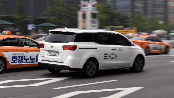 국토교통부가 ‘혁신성장과상생발전을 위한 택시제도 개편방안’을 발표한 17일 서울 도심에서 타다차량이 운행하고 있다. 2019. 7. 17. 박윤슬 기자 seul@seoul.co.kr