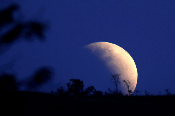 16일(현지시간) 브라질 브라질리아에서 부분 월식이 진행되고 있다. 로이터 연합뉴스