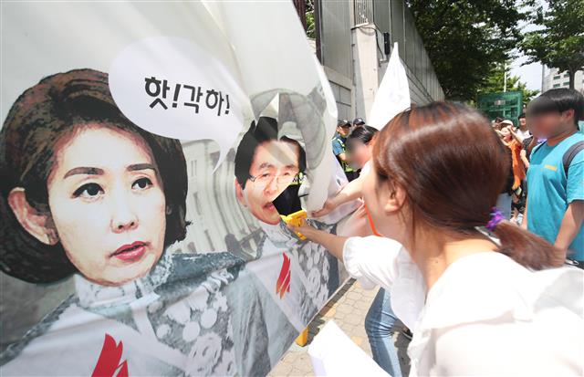 17일 오후 부산 동구 초량동 일본영사관 앞에서 적폐청산·사회대개혁 부산운동본부원들이 자유한국당을 규탄하는 기자회견 중 현수막을 찢는 퍼포먼스를 선보이고 있다. 앞서 나경원 자유한국당 원내대표는 “문재인 대통령이 지금과 같이 직접 대일 강경대응에 나서는 것은 바람직하지 않다.”고 말했다. 2019.7.17 뉴스1