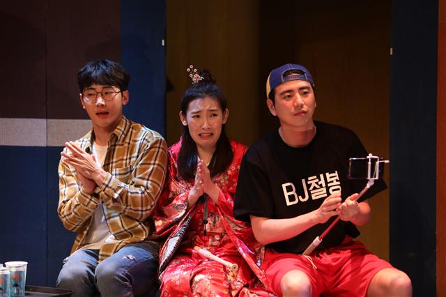 서울 대학로 익스트림씨어터 2관에서 공연 중인 연극 ‘#나만빼고’는 현시대를 살아가는 사람들이 공감할 수 있는 각각의 이야기에 ‘카카오톡 소통’이라는 참신한 아이디어를 더했다.  극단 화담 제공