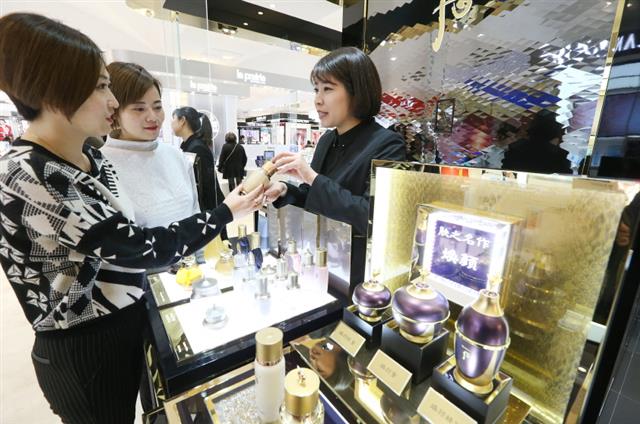 중국 상하이 바바이반 백화점의 LG생활건강 ‘후’ 매장에서 고객들이 제품에 대한 설명을 듣고 있다. LG생활건강 제공