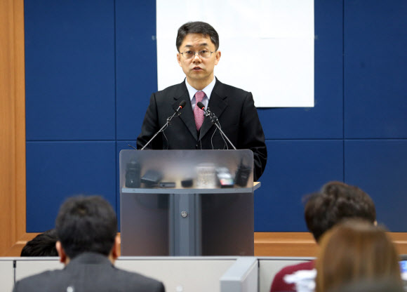 이동열 서울서부지검장 사의  윤석열 차기 검찰총장의 연수원 기수 1년 선배인 이동열 서울서부지검장이 18일 사의를 표명했다. 사진은 2013년 당시 법무부 대변인인 이 지검장이 서울고검 기자실에서 설 특사 명단을 발표하는 모습. 연합뉴스