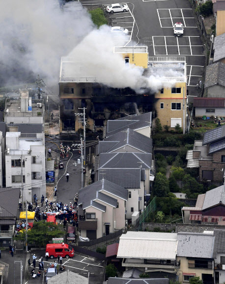 18일 일본 교토에 있는 교토애니메이션의 스튜디오에서 방화로 인한 화재 폭발이 발생해 수십명이 죽고 다쳤다. 2019.7.18  AP 연합뉴스