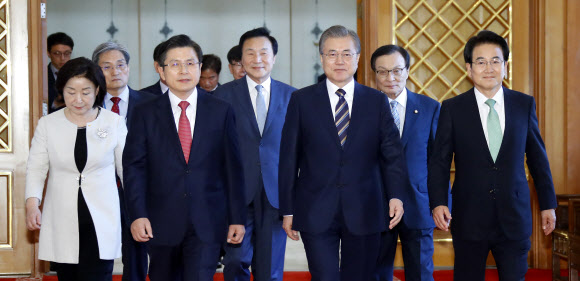 여야 5당 대표와 함께 입장하는 문 대통령