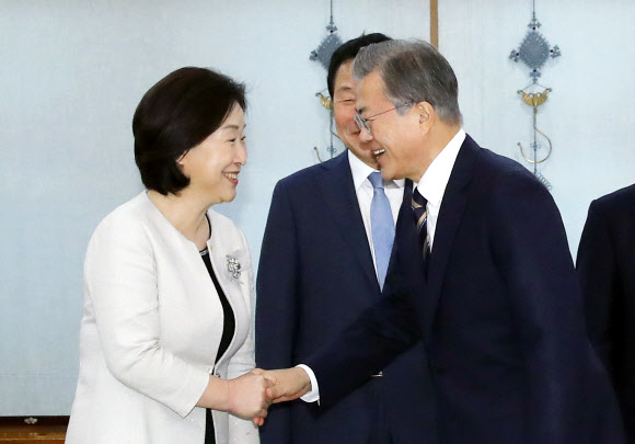 인사 나누는 문 대통령과 심상정 정의당 대표