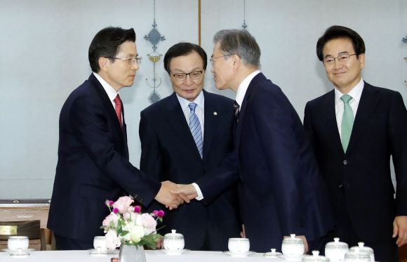 인사 나누는 문 대통령과 황교안 자유한국당 대표