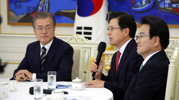 황교안 대표 발언 듣는 문 대통령