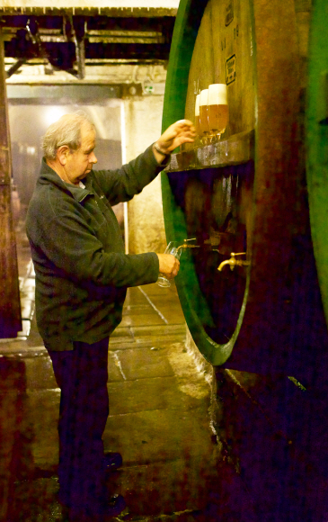 필스너 공장에서는 효모가 살아있는 신선한 맥주를 시음할 수 있다.