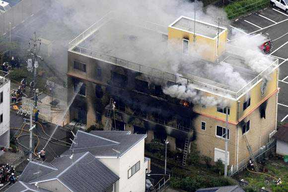 18일 일본 교토에 있는 교토애니메이션 스튜디오 건물 화재 현장에서 소방관들이 불길을 잡으려 애쓰고 있다. 이날 한 남성의 방화로 최소 33명이 숨지는 등 사상자가 발생했다. 교토 로이터 연합뉴스