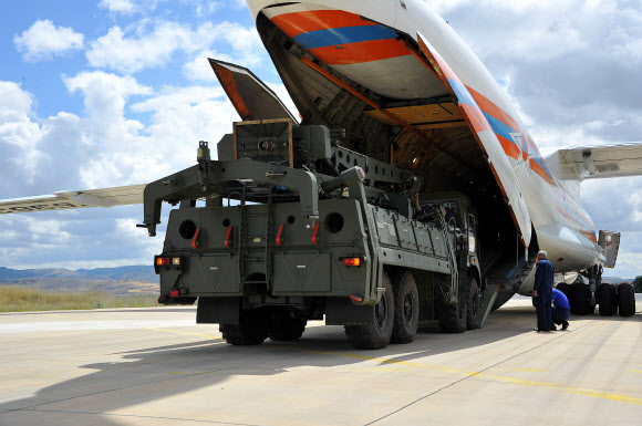 터키가 구매한 러시아산 S400 지대공 미사일의 첫 인도분이 지난 12일(현지시간) 수도 앙카라 인근 무르테드 공군기지에 하역되고 있다. 터키는 내년 4월까지 S400 시스템을 완전히 배치할 계획이다. 앙카라 로이터 연합뉴스