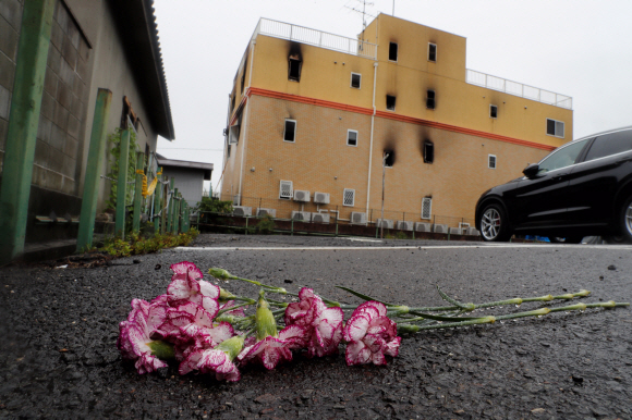 REFILE - CORRECT TYPO   Flowers are placed in front of the torched Kyoto Animation building to mourn the victims of the arson attack in Kyoto, Japan, July 19, 2019. REUTERS/Kim Kyung-Hoon/2019-07-19 11:55:17/ <저작권자 ⓒ 1980-2019 ㈜연합뉴스. 무단 전재 재배포 금지.>