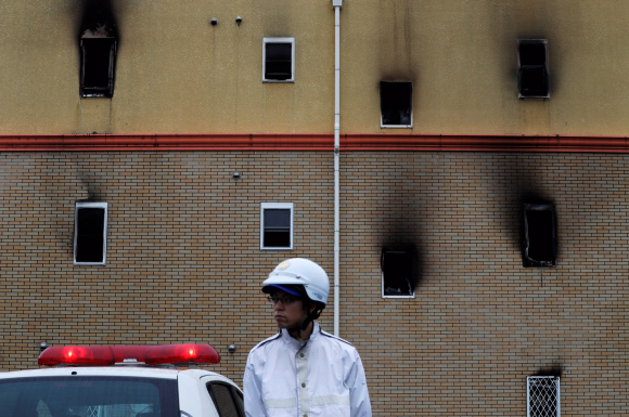 A policeman stands guard in front of the Kyoto Animation building which was to rched by arson attack, in Kyoto, Japan, July 19, 2019. REUTERS/Kim Kyung-Hoon/2019-07-19 07:44:06/ <저작권자 ⓒ 1980-2019 ㈜연합뉴스. 무단 전재 재배포 금지.>