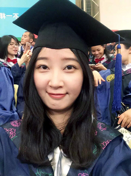 지난 2016년 중국 베이징대학 환경공학 석사 학위 수여식에서의 장잉잉.