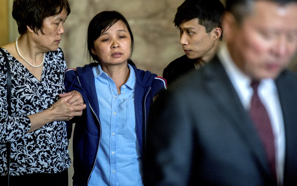 장잉잉의 어머니가 18일(현지시간) 변호인이 살해 용의자 브렌트 크리스텐센에게 종신형이 선고된 데 대한 입장을 설명하는 가운데 뒤에서 다른 가족의 부축을 받고 있다. 피오리아 AP 연합뉴스