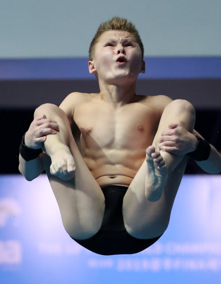 앳된 얼굴로 멋진 점프