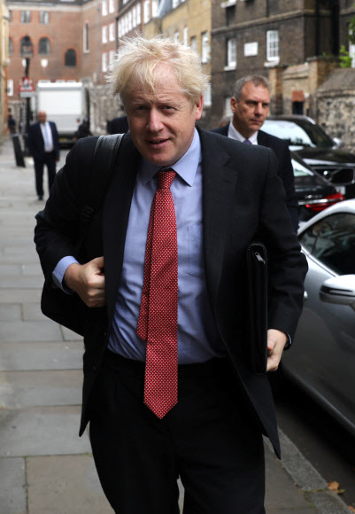 차기 영국 총리로 확실시되는 보리스 존슨 전 외무장관이 런던에 위치한 사무실로 출근하고 있다. 2019.07.19 런던 로이터 연합뉴스 