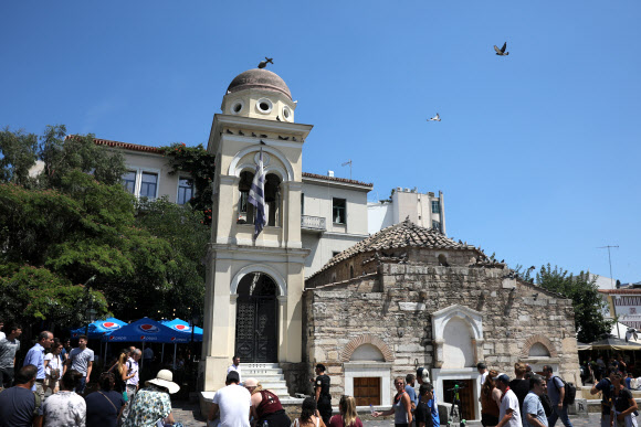 19일(현지시간) 그리스 수도 아테네를 강타한 강진으로 모나스티라키 광장에 있는 판타나사 교회의 종탑에 피해가 보인다. 로이터 연합뉴스