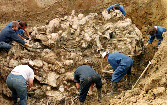 스레브레리차 학살 1년여 뒤인 1996년 9월 18일(현지시간) 국제전범재판소 관계자들이 학살 희생자들이 집단 매장된 묘지를 발굴하고 있다. AP 자료사진 연합뉴스