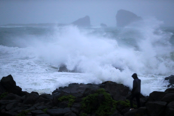 ‘다나스’가 몰고 온 파도