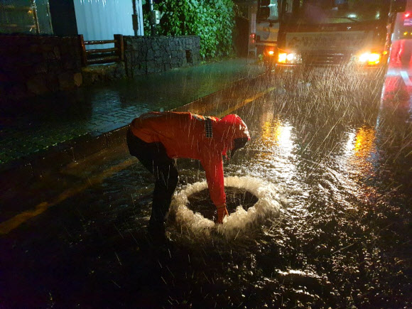 태풍에 역류하는 하수관